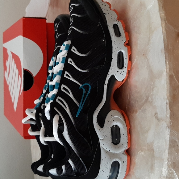 Nike Air Max Plus, Black Turf Orange - Size 5Y = men's 5 and women's 6.5 - Picture 4 of 7